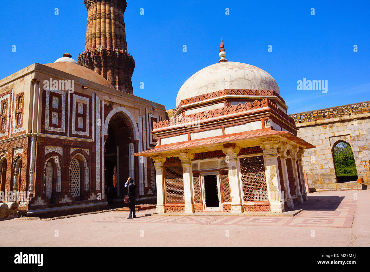 Qutub complessa, un sito patrimonio mondiale dell'UNESCO nell'area Mehrauli di Delhi, India. Sulla base del design dei minareti di Jam, nella parte occidentale di Afganistan Foto Stock