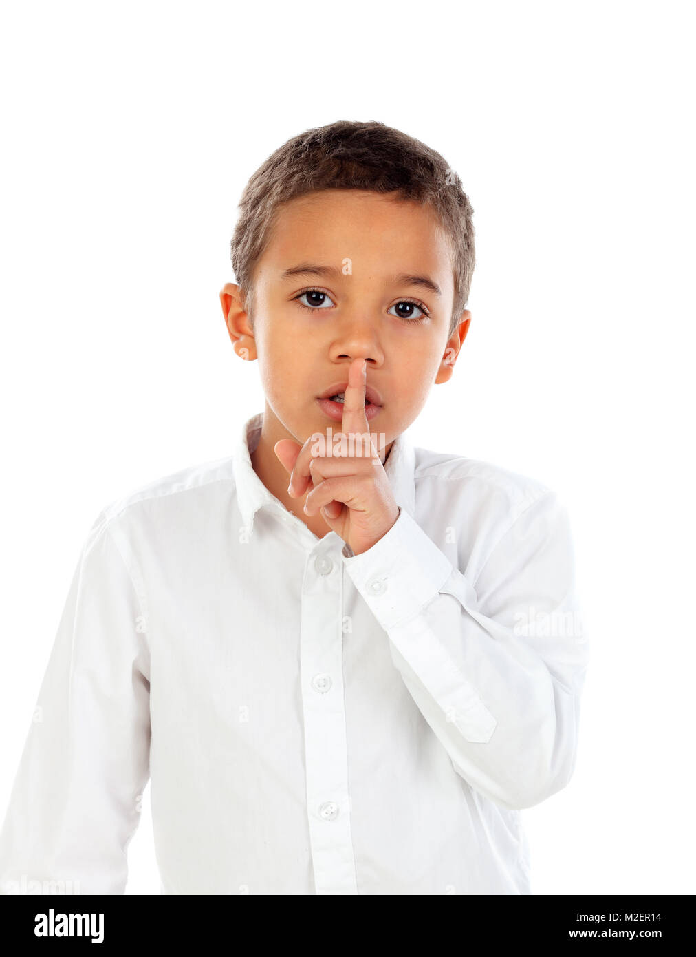 Un bambino piccolo ha messo l'indice per labbra come segno di silenzio, isolato su sfondo bianco Foto Stock