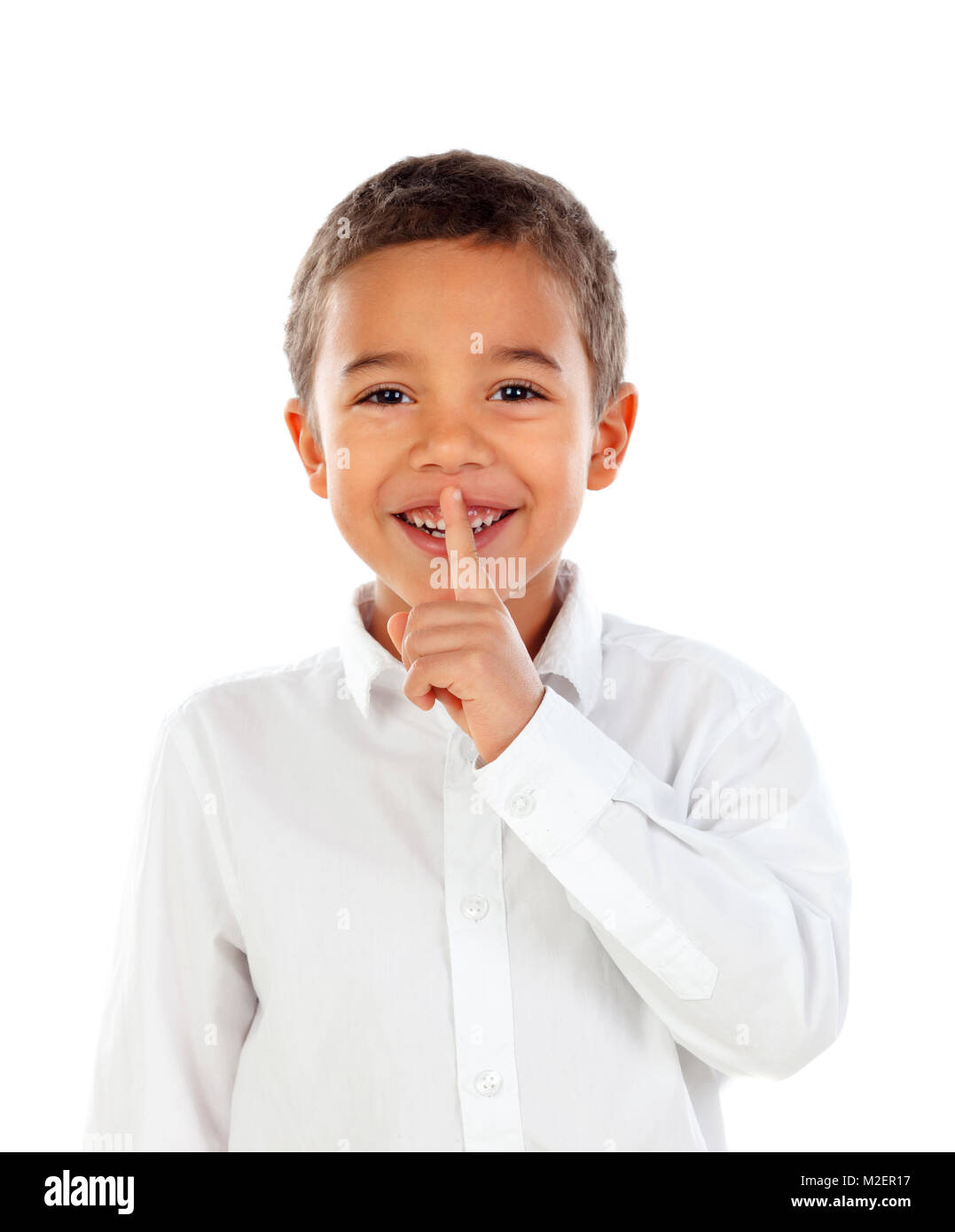 Carino kid ha messo l'indice per labbra come segno di silenzio, isolato su sfondo bianco Foto Stock