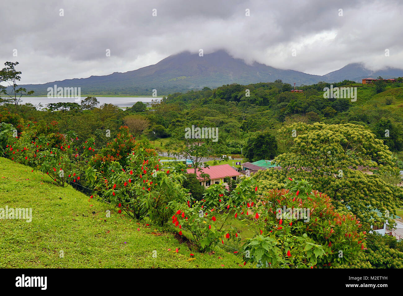 Vista verso il Vulcano Arenal e la Laguna Arenal e Parco Nazionale dal remoto villaggio di El Castillo nel nord della Costa Rica. Foto Stock