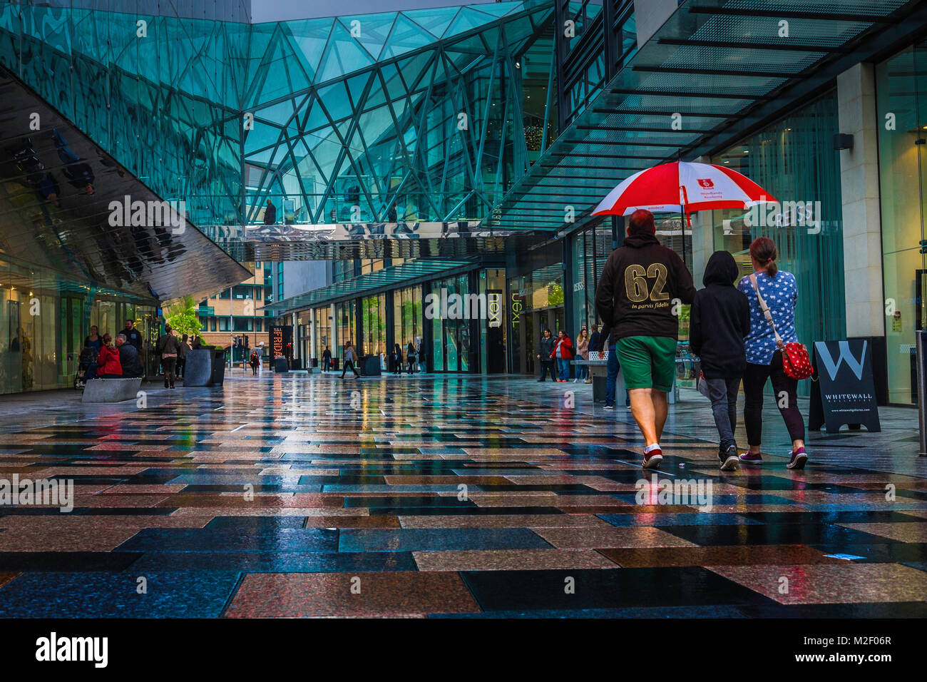 La principale arteria del centro di Highcross in Leicester in un giorno di pioggia. Foto Stock