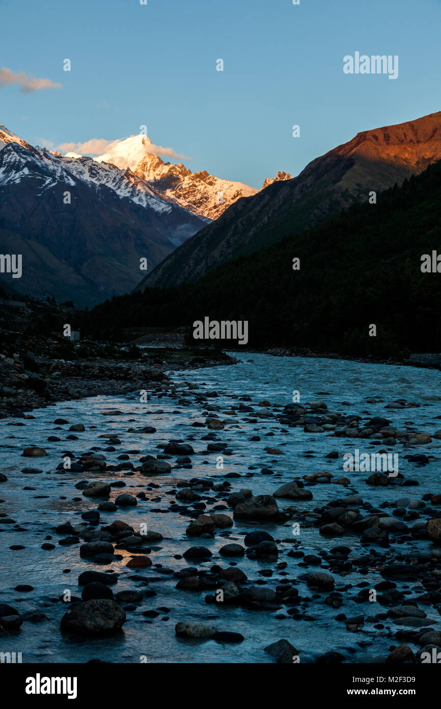 L'Himalayan paesaggi del fiume Baspa da roadtrip di Chitkul e Spiti Valley in Himachal Pradesh, India. Foto Stock