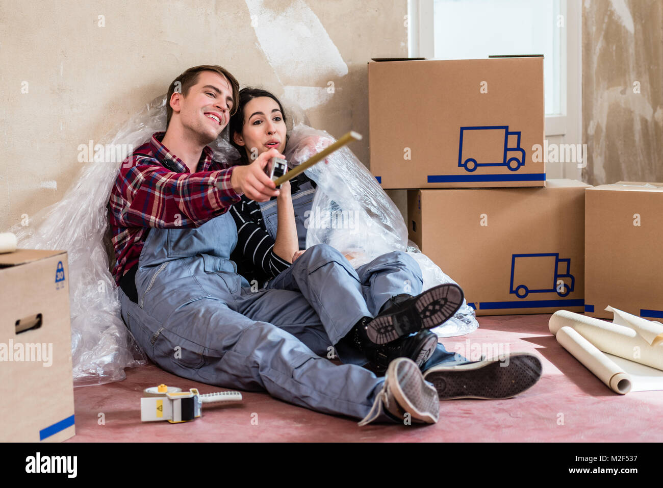 Coppia giovane giorno sognando il loro futuro dopo il passaggio nella nuova casa Foto Stock