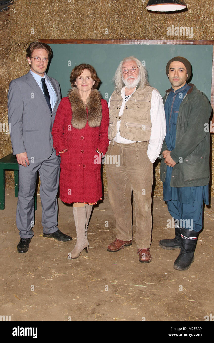 Dieter Hallervorden,Victoria Trauttmansdorf, Holger Stockhaus, David A. Hamade, Settermin 'Ostfriesisch Intensiv' in Neu Garstedt bei Hamburg, 15.10.2015 Foto Stock