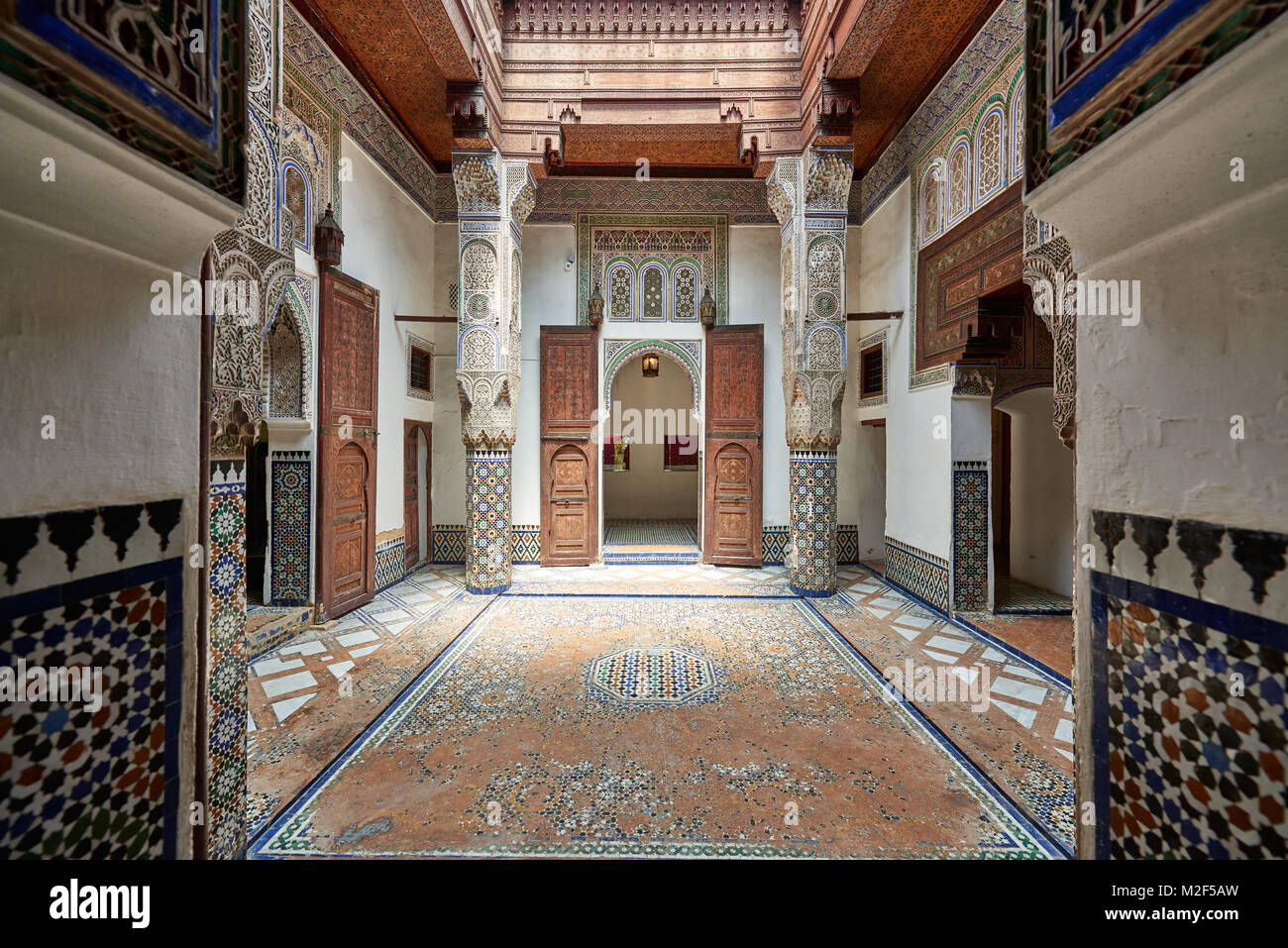 Interior shot della splendida architettura moresca e interni nel dar Jamai Museum, Meknes, Marocco, Africa Foto Stock