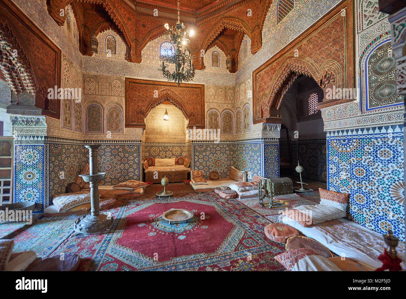 Interior shot della splendida architettura moresca e interni nel dar Jamai Museum, Meknes, Marocco, Africa Foto Stock