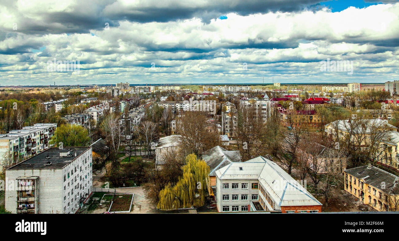 Vista dal tetto alla città provinciale e il bellissimo cielo in primavera.La Russia, Brjansk. Foto Stock