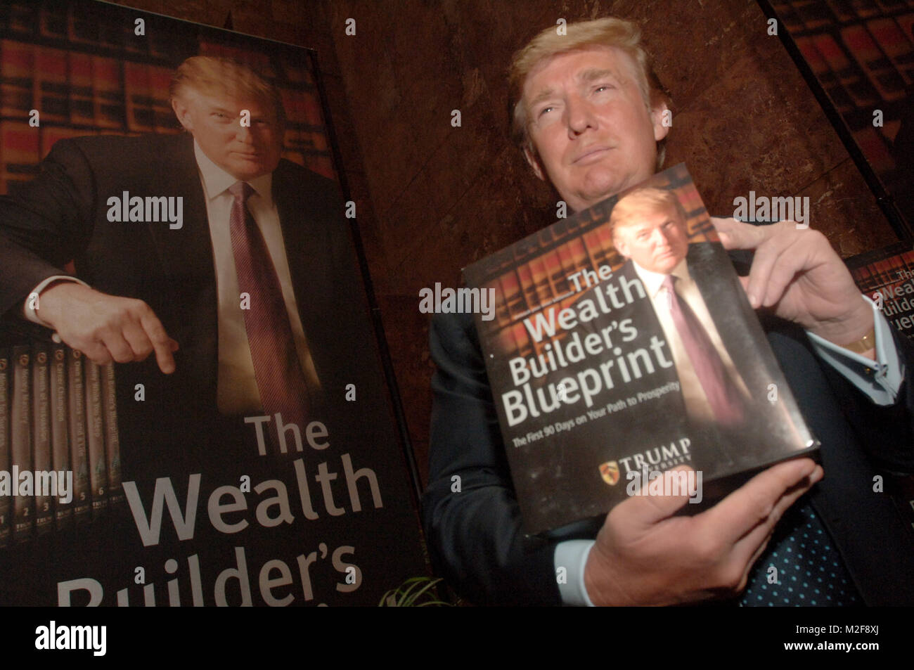 ***FILE FOTO*** Corte Cancella Modo di pagare 25 milioni di dollari in accordo con ex Trump Studenti Universitari*** Donald Trump annuncia i suoi piani per un Trump University in occasione di una conferenza stampa tenutasi a Trump Tower. New York City il 23 maggio 2005. Credito: Dennis Van Tine/MediaPunch Foto Stock