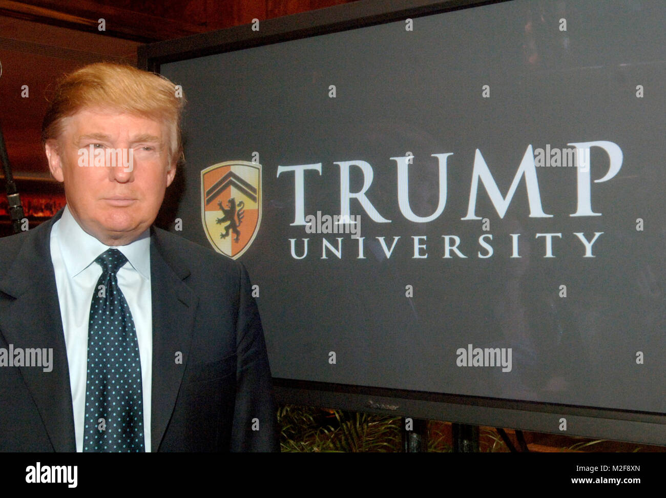 ***FILE FOTO*** Corte Cancella Modo di pagare 25 milioni di dollari in accordo con ex Trump Studenti Universitari*** Donald Trump annuncia i suoi piani per un Trump University in occasione di una conferenza stampa tenutasi a Trump Tower. New York City il 23 maggio 2005. Credito: Dennis Van Tine/MediaPunch Foto Stock