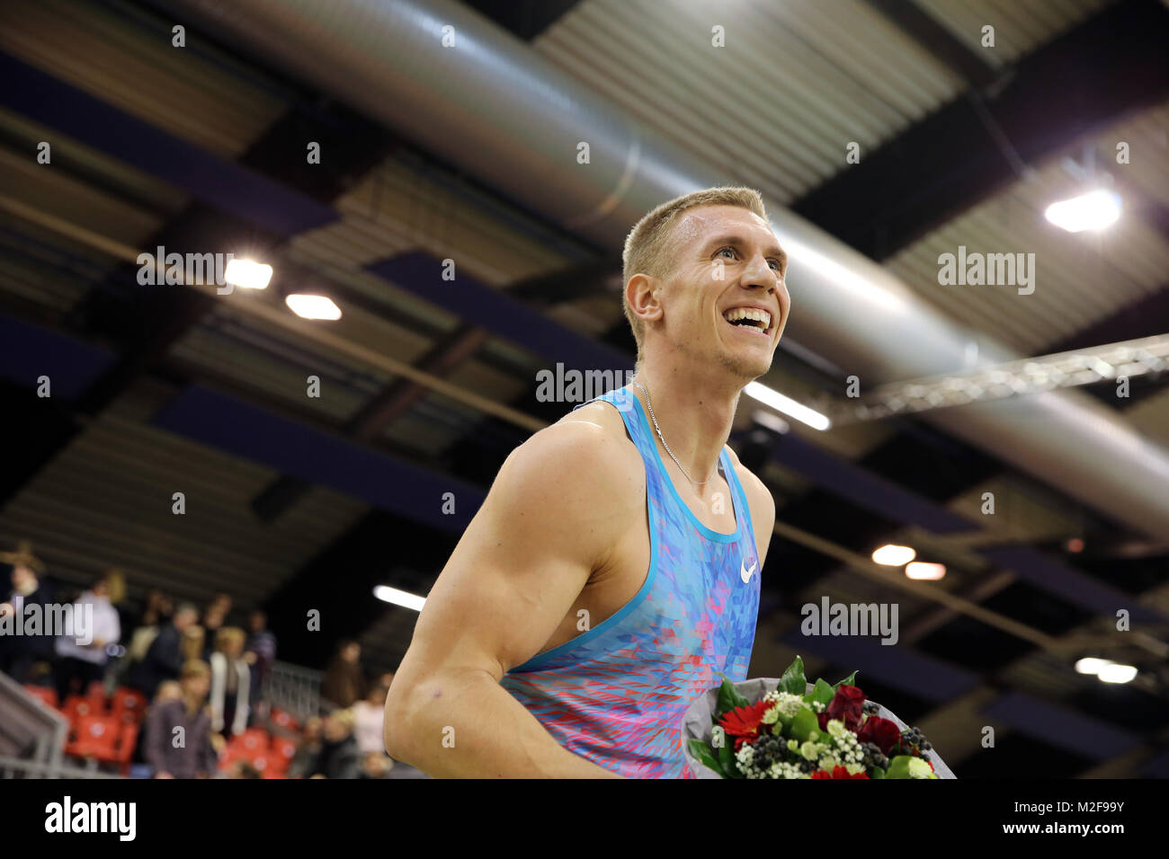 Dusseldorf, Germania. 6 febbraio, 2018. Piotr Lisek di Polonia celebra dopo uomini pole vault finale del 2018 IAAF mondiali Indoor Tour a Dusseldorf, Germania, il 6 febbraio 2018. Piotr Lisek rivendicato il titolo con 5,86 metri. Credito: Luo Huanhuan/Xinhua/Alamy Live News Foto Stock