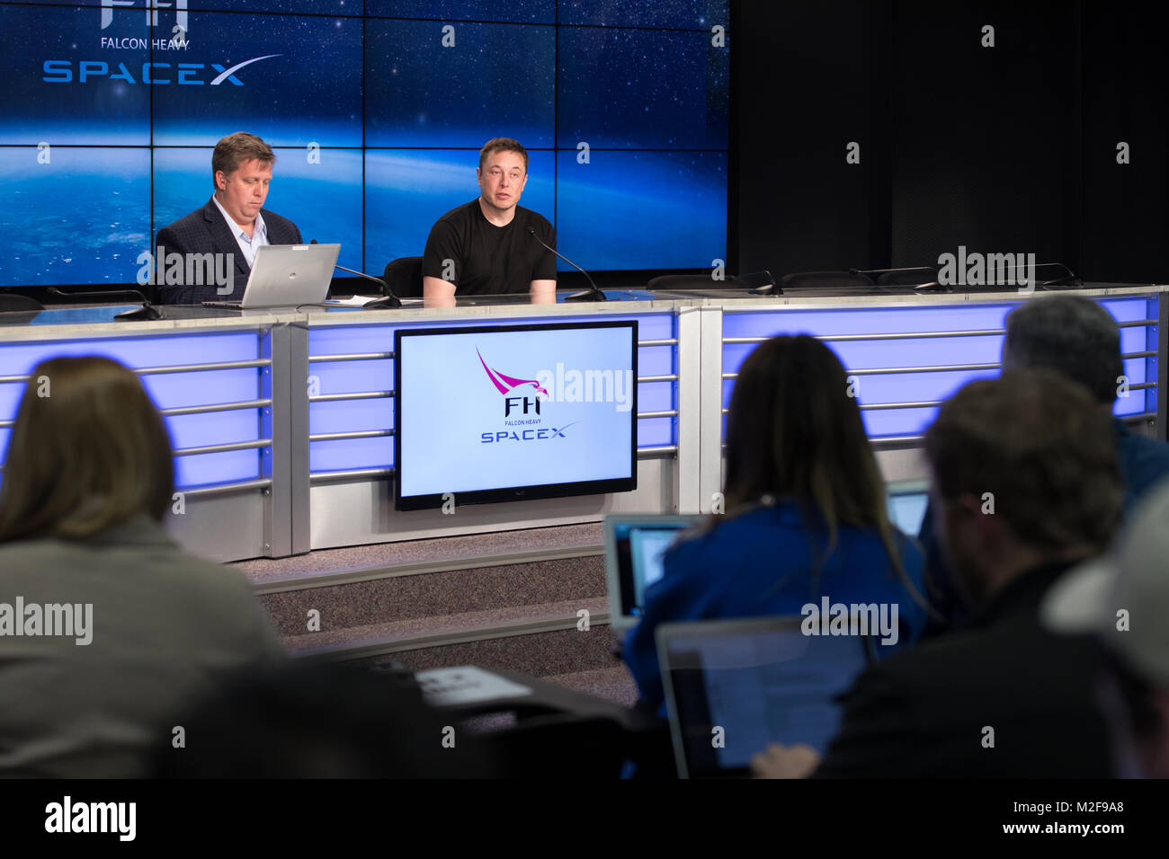 Cape Canaveral, in Florida. Febbraio 6, 2018 . SpaceX CEO e fondatore Elon Musk, destra parla durante una conferenza stampa dopo il Falcon 9 SpaceX razzo pesante lanciato con successo dal Centro Spaziale Kennedy Febbraio 6, 2018 a Cape Canaveral, in Florida. John Taylor, SpaceX communications director è sulla sinistra. Credito: Planetpix/Alamy Live News Foto Stock