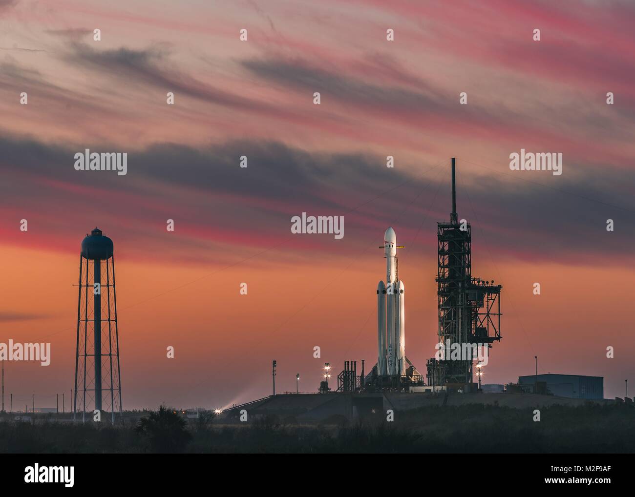 Cape Canaveral, in Florida. Febbraio 6, 2018 . La SpaceX Falcon Heavy rocket è preparato per sollevare la portante un payload di dimostrazione nello spazio da complessi di lancio 39A al Kennedy Space Center Il 6 febbraio 2018 a Cape Canaveral, in Florida. SpaceX ha lanciato con successo il mondo del più potente razzo che finiranno per trasportare un equipaggio di Marte. Credito: Planetpix/Alamy Live News Foto Stock