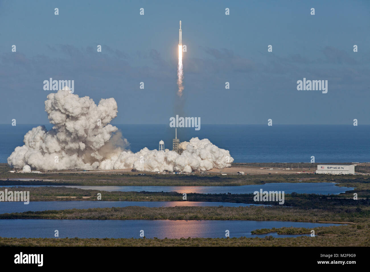 Cape Canaveral, in Florida. Febbraio 6, 2018 . Un SpaceX Falcon razzo pesante solleva nello spazio durante una dimostrazione di volo da complessi di lancio 39A al Kennedy Space Center Il 6 febbraio 2018 a Cape Canaveral, in Florida. SpaceX ha lanciato con successo il mondo del più potente razzo che finiranno per trasportare un equipaggio di Marte. Credito: Planetpix/Alamy Live News Foto Stock