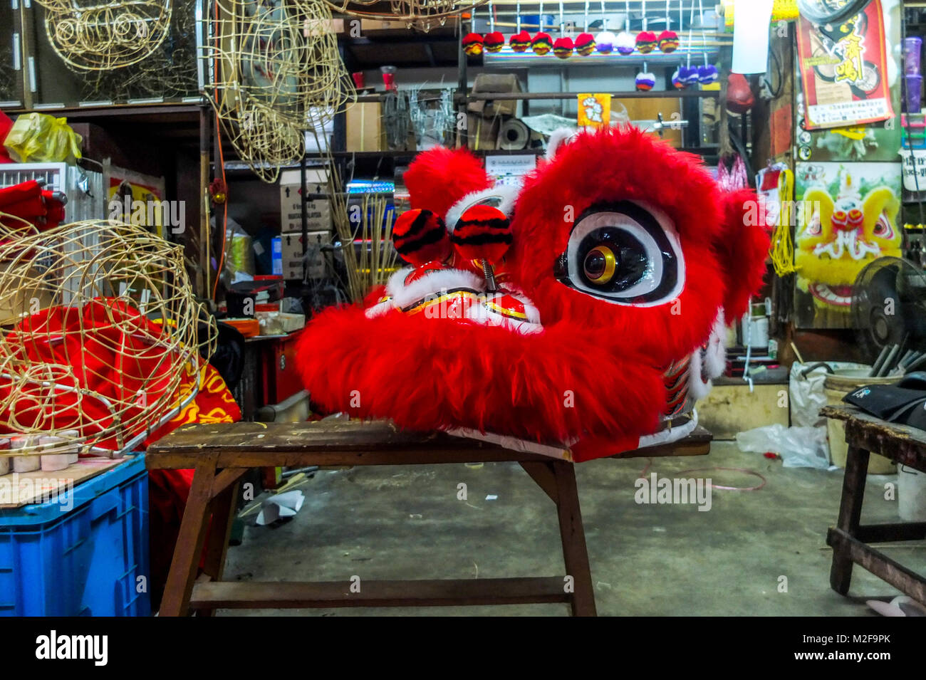 SUBANG, Malesia - 07 febbraio: un cinese tradizionale testa Leone è visto all'interno della Wan Hang Seng (WSH) il drago e il leone workshop di arti in fuori di Subang Kuala Lumpur il 7 febbraio 2018. WSH producono circa 500 teste di leone per anno con alcuni essendo esportati in Asia compresa Taiwan, Giappone, Hong Kong, negli Stati Uniti e in tutto il mondo. La tradizionale testa Leone di certe combinazioni di colori e design sono stati creati come un omaggio al celebre storico cinese, tutto il processo è fatto a mano e rattan viene usato per formare la struttura dello scheletro della testa con strati di carta di bambù. Il prezzo di una completa Foto Stock