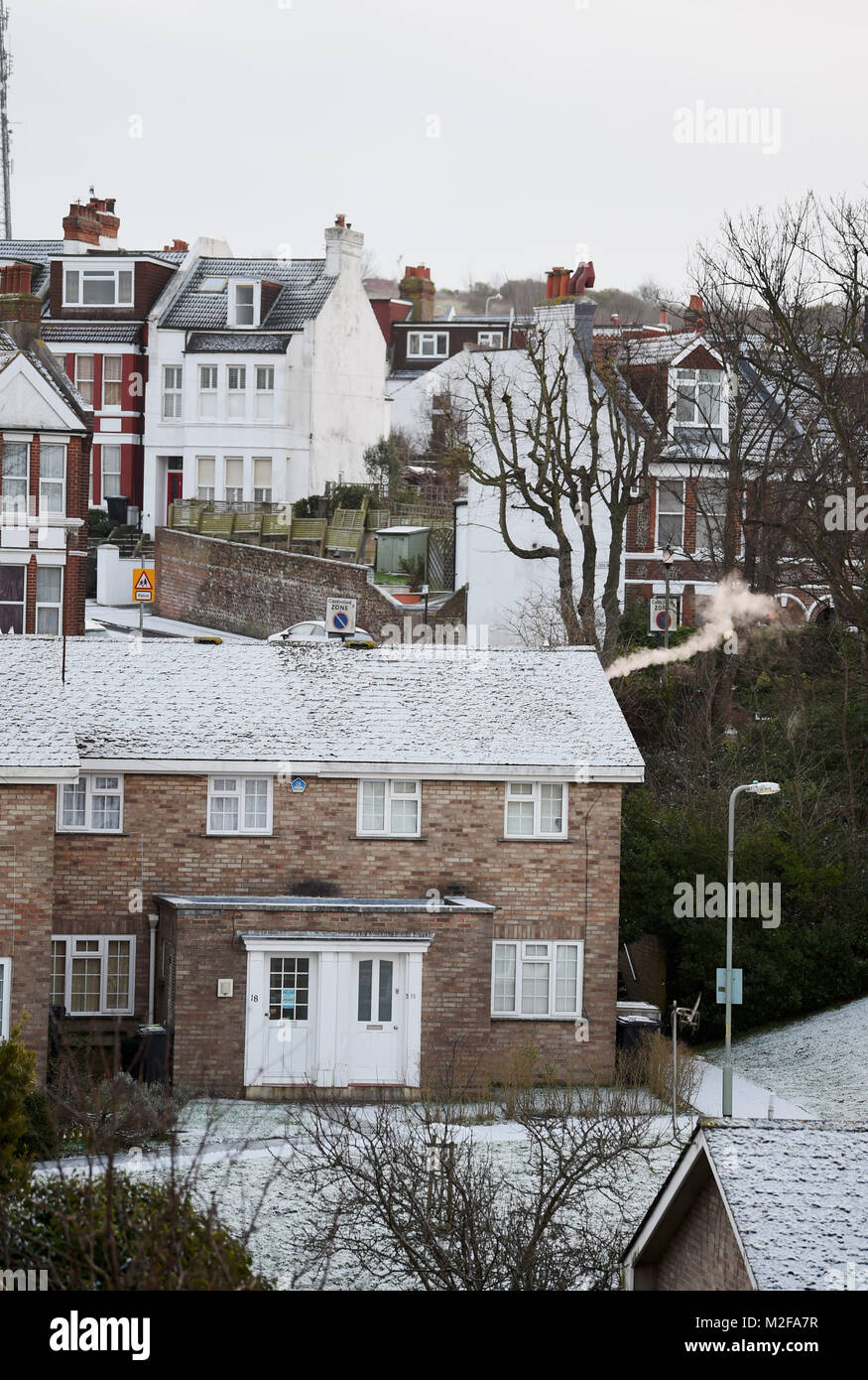 Brighton Regno Unito 7 Febbraio 2018 - un mattino nevoso nel Queens Park area di Brighton dopo una notte di caduta ma la previsione è di sole su molte parti della Gran Bretagna oggi fotografia scattata da Simon Dack Credito: Simon Dack/Alamy Live News Foto Stock