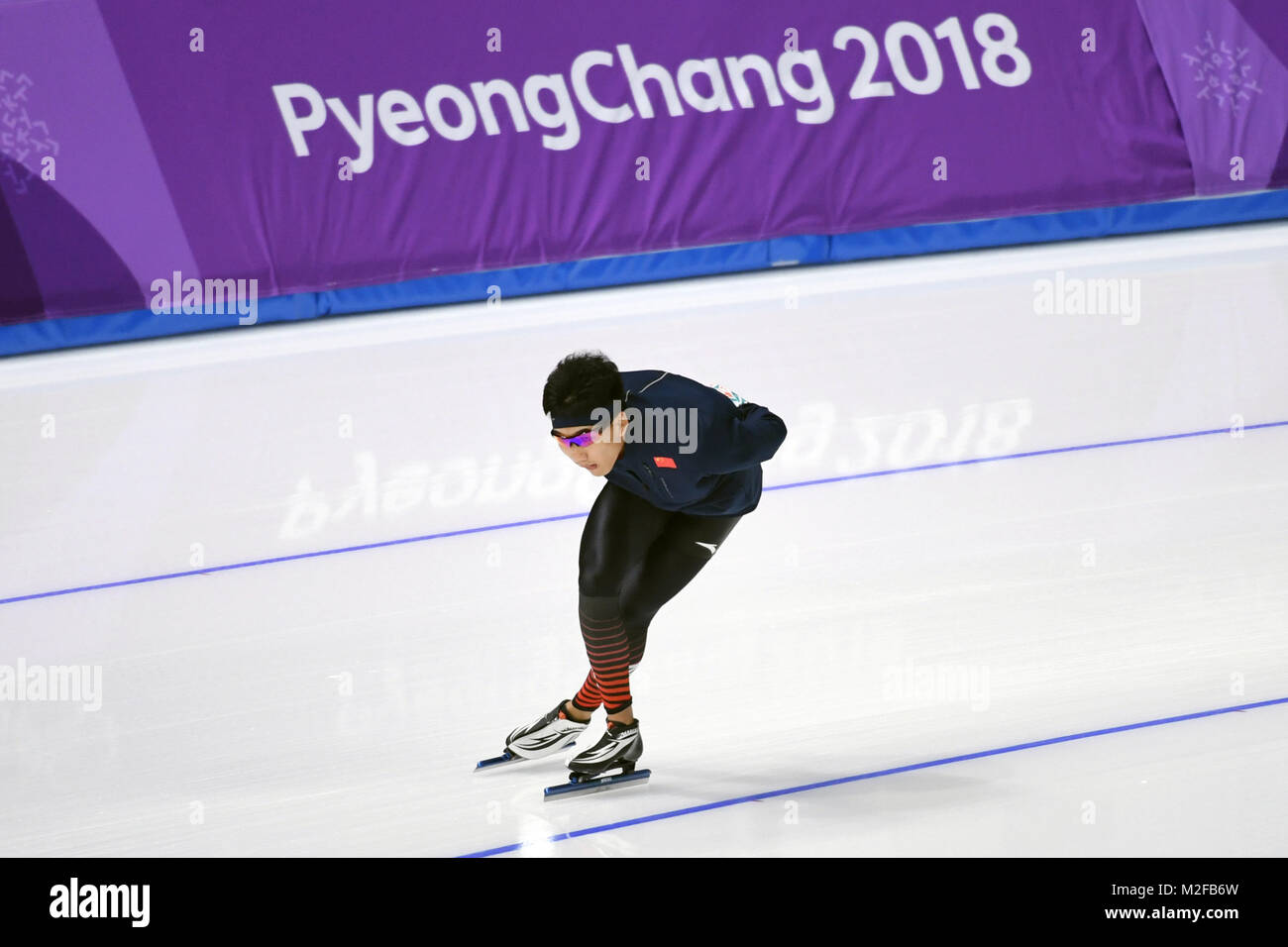 Pyeongchang, Corea del Sud. 7 febbraio, 2018. La Cina del pattinatore di velocità Gao treni Tingyu davanti a 2018 PyeongChang Giochi Olimpici Invernali a Gangneung ovale, Corea del Sud, Febbraio 7, 2018. Credito: Ju Huanzong/Xinhua/Alamy Live News Foto Stock