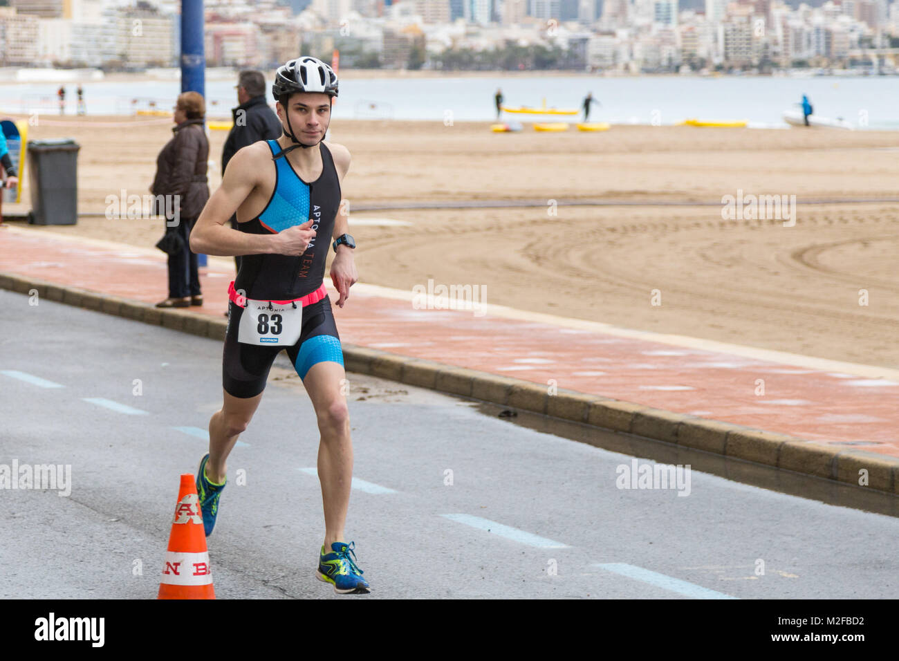 Benidorm, Costa Blanca, Spagna, 7 febbraio 2018. Sport francese rivenditore  Decathlon ospitare un triathlon sulla spiaggia di Poniente, nuoto,  ciclismo, corsa, concorrenti. Giovani uomini e donne prendono parte alla  corsa e bicicletta