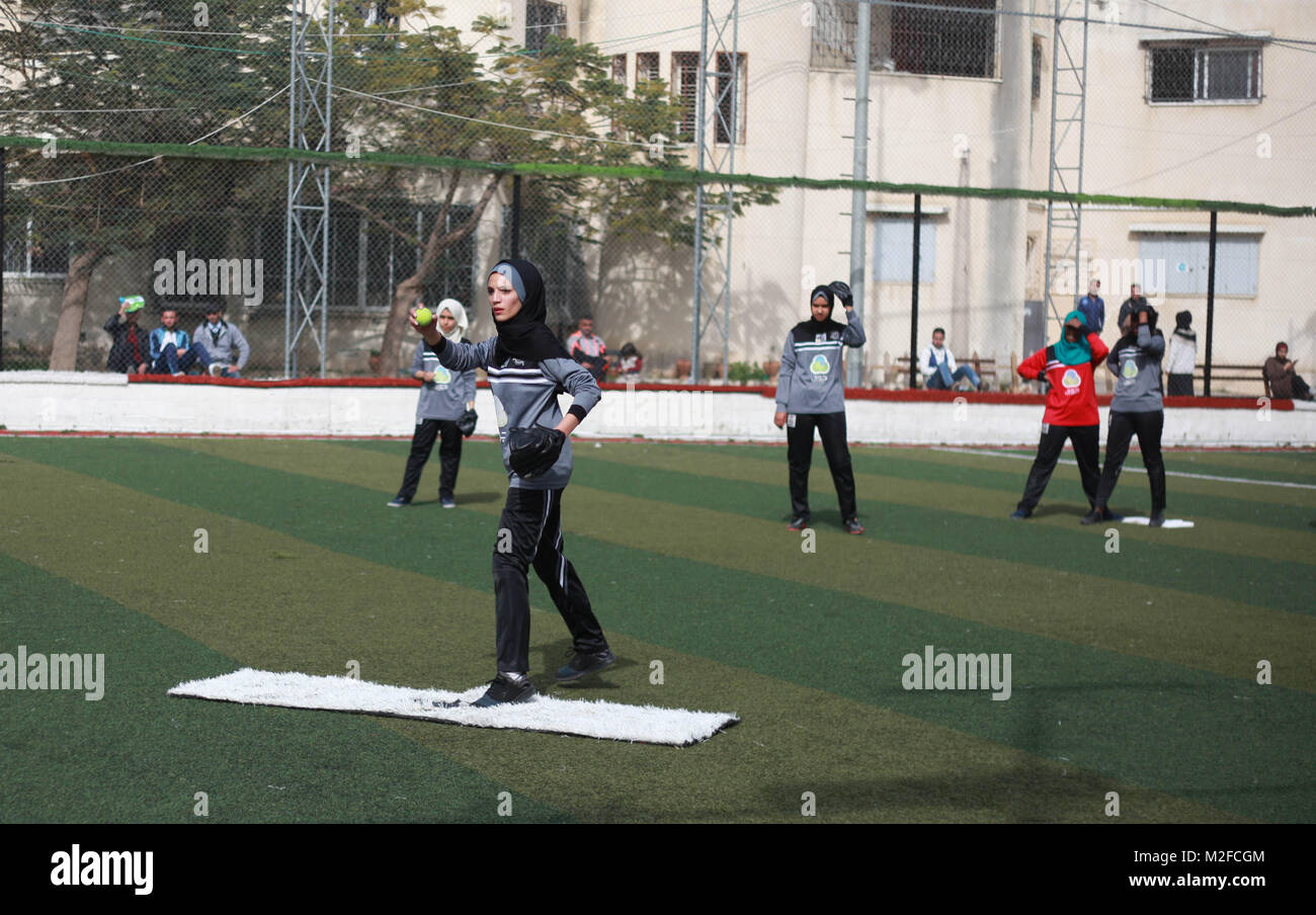La città di Gaza, Striscia di Gaza, Territori palestinesi. 7 febbraio, 2018. Le ragazze palestinesi prendere parte durante la finale donne gioco di softball di Gaza City il 7 febbraio 2018 Credit: Mahmoud Ajour/immagini APA/ZUMA filo/Alamy Live News Foto Stock