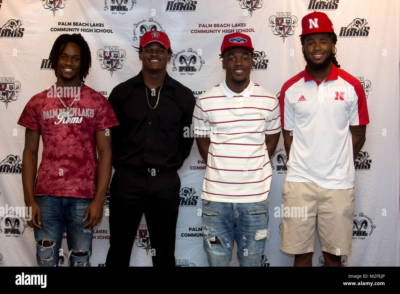 West Palm Beach. 7 febbraio, 2018. Firma giorno atleti da Palm Beach Lakes Community High School, (L-R) Jimmy Hicks che ha firmato con il Kaiser University, Jakari Starling che ha firmato con l'Università del Sud Dakota, Teja i giovani che hanno firmato con FAU, Cajuan Smith firmato per l'Università del Nebraska. Foto: Saul Martinez Credito: Sun-Sentinel/ZUMA filo/Alamy Live News Foto Stock