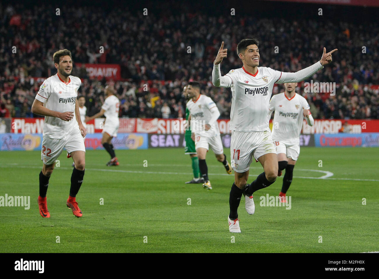 JOAQUIN CORREA (11 DEL SEVILLA FUTBOL CLUB) CELEBRA SU GOL CON LA AFICION Foto Stock