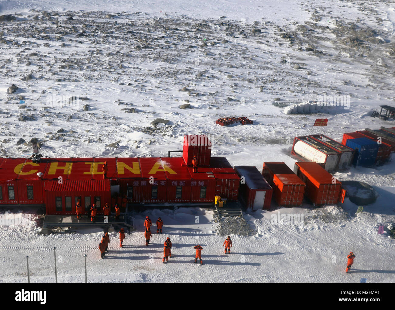 (180208) -- A BORDO XUELONG, 8 febbraio 2018 (Xinhua) -- foto scattata nel Febbraio 7, 2018 Mostra temporanea di edifici della Cina di quinta stazione di ricerca in Antartide su inesprimibile isola nella Baia Terra Nova nel Mare di Ross. I ricercatori cinesi hanno scelto il sito per la stazione e prevista una fondazione. Il Mare di Ross è una profonda baia nell'Oceano del Sud considerata come la meno alterato dell'ecosistema marino sulla terra -- un laboratorio vivente che potrebbe raccontare la storia di vita dell'Antartico. La Cina ha costruito quattro Antartico le stazioni di ricerca oltre trenta anni di ricerca, con Changcheng e Zhongshan che serve Foto Stock