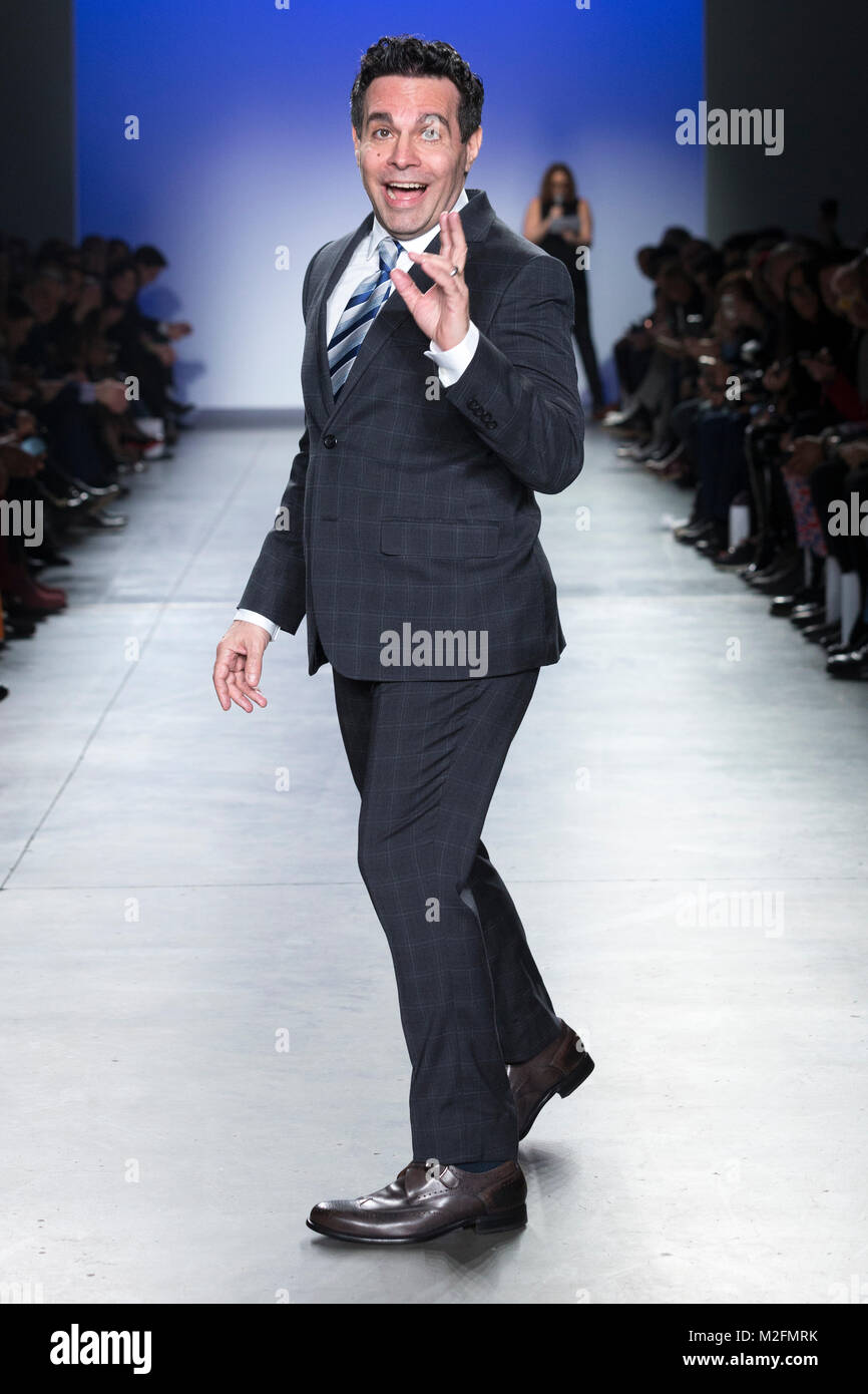 New York, NY - Febbraio 7, 2018: Mario Cantone in giacca da Geofrey Beene passeggiate pista per Blue Jacket Fashion Show a beneficio del cancro della prostata Foundation presso il Molo 59 Credito: lev radin/Alamy Live News Foto Stock