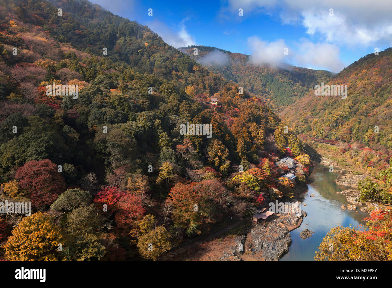 Katsura River e il villaggio chiuso al fiume, Arashiyama nella bella stagione autunnale, Kyoto, Giappone. Foto Stock