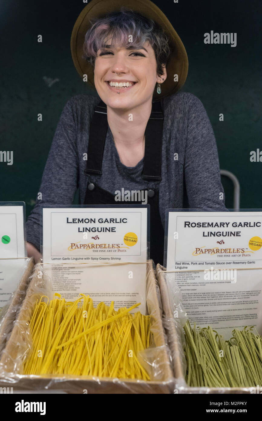 Stati Uniti, Washington, giovane donna vendita di pasta al Mercato di Pike Place Foto Stock