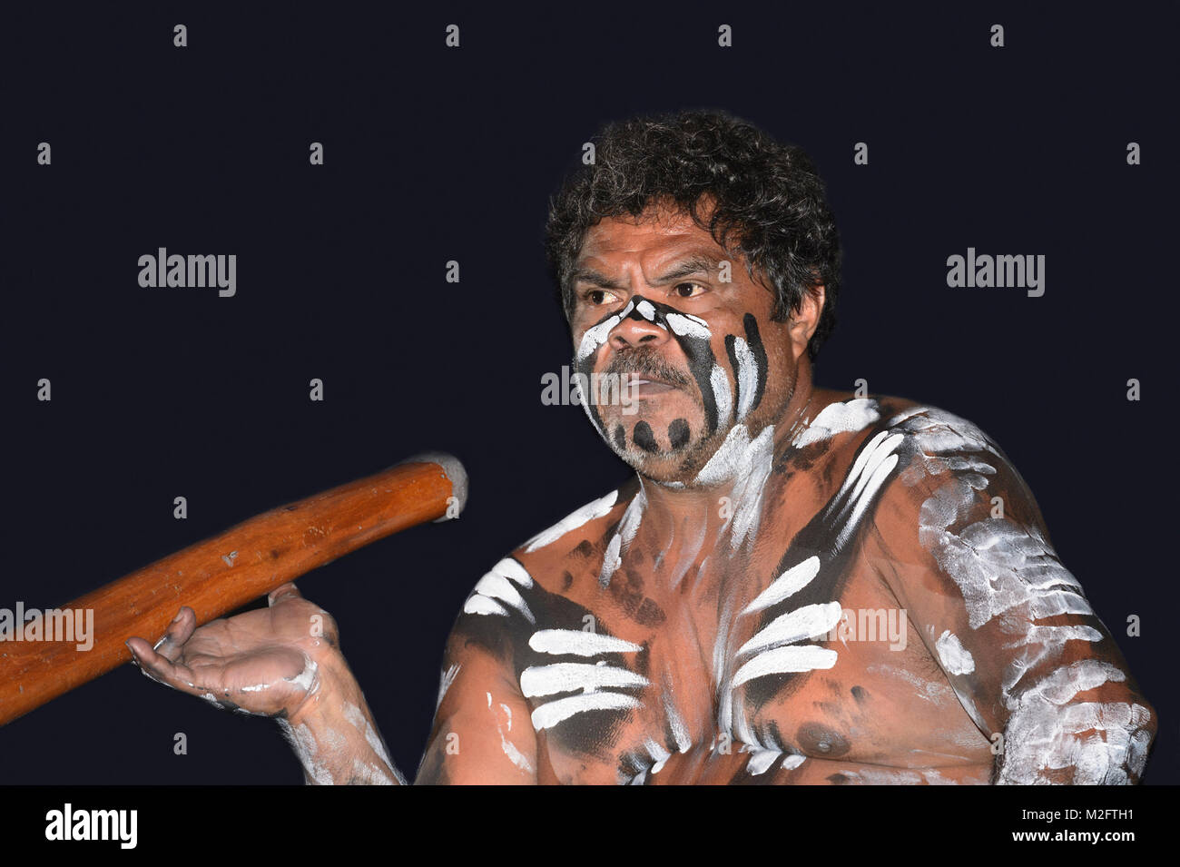 Ritratto di un aborigeno uomo giocando didgeridoo a Tjapukai Aborignal Parco Culturale, Smithfield, Cairns, estremo Nord Queensland, FNQ, QLD, Australia Foto Stock