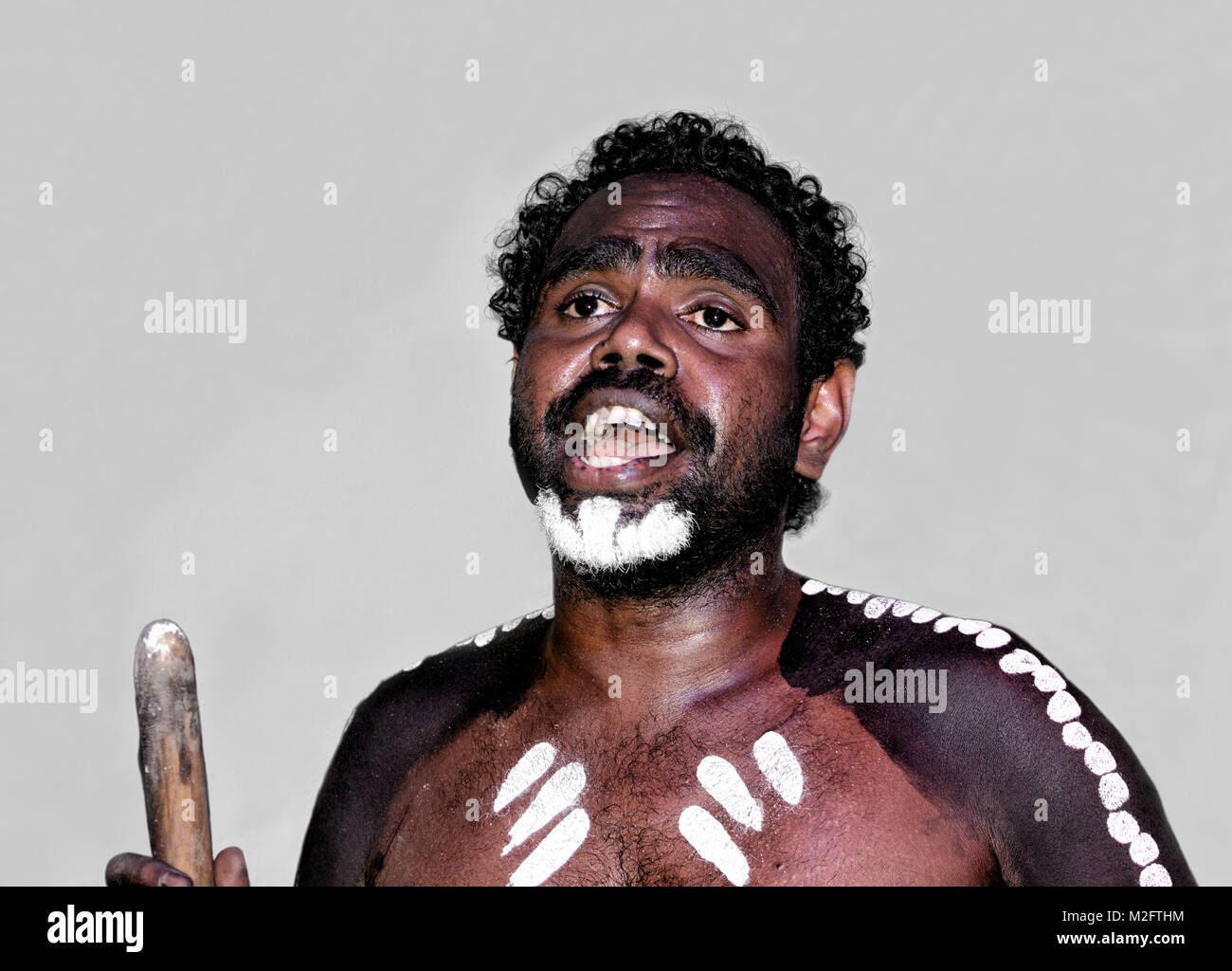 Ritratto di un aborigeno uomo in esecuzione al Tjapukai Aborignal Parco Culturale, Smithfield, Cairns, estremo Nord Queensland, FNQ, QLD, Australia Foto Stock