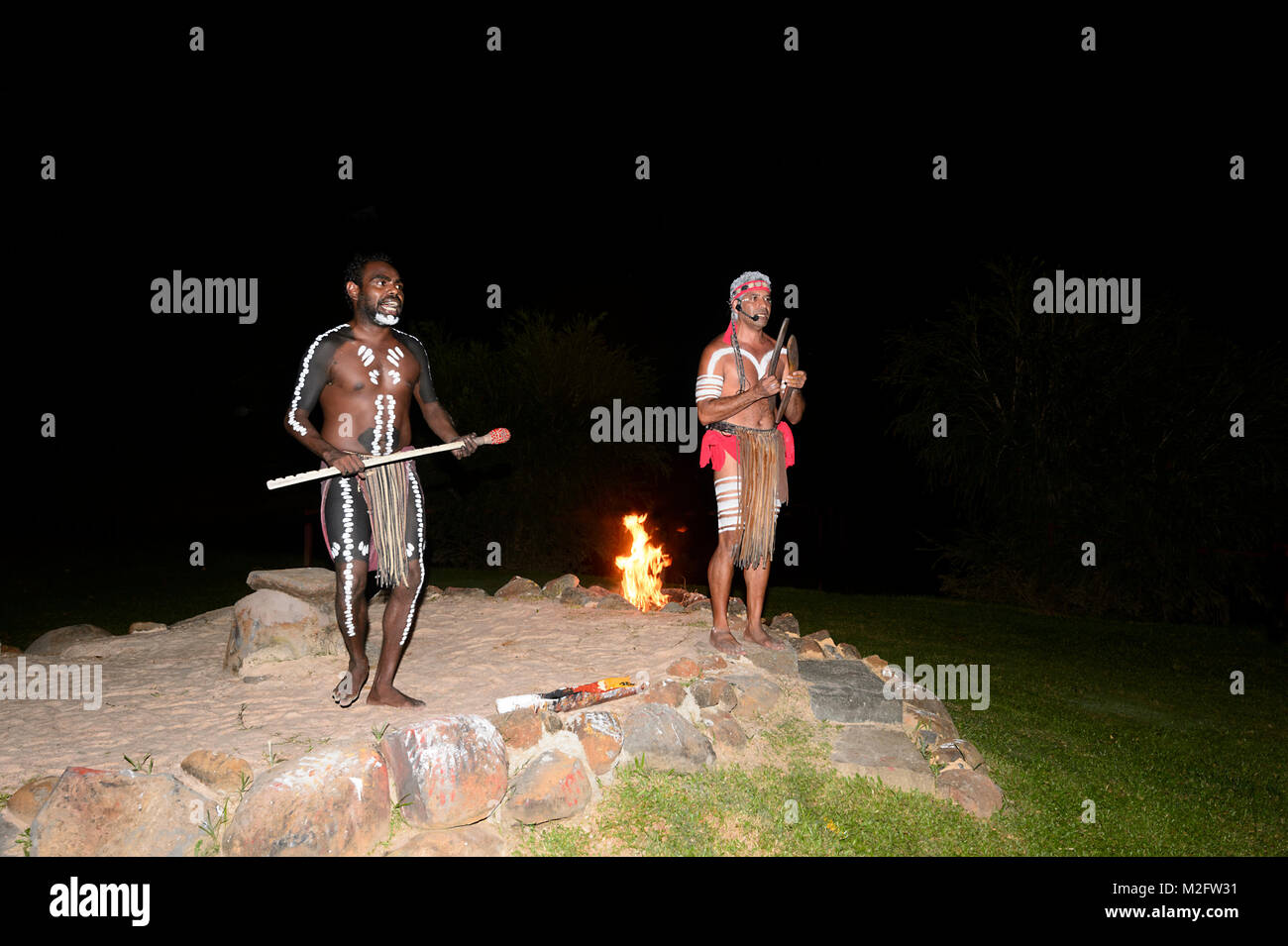 Due uomini aborigeni dancing da un falò presso Tjapukai Aborignal Parco Culturale, Smithfield, Cairns, estremo Nord Queensland, FNQ, QLD, Australia Foto Stock
