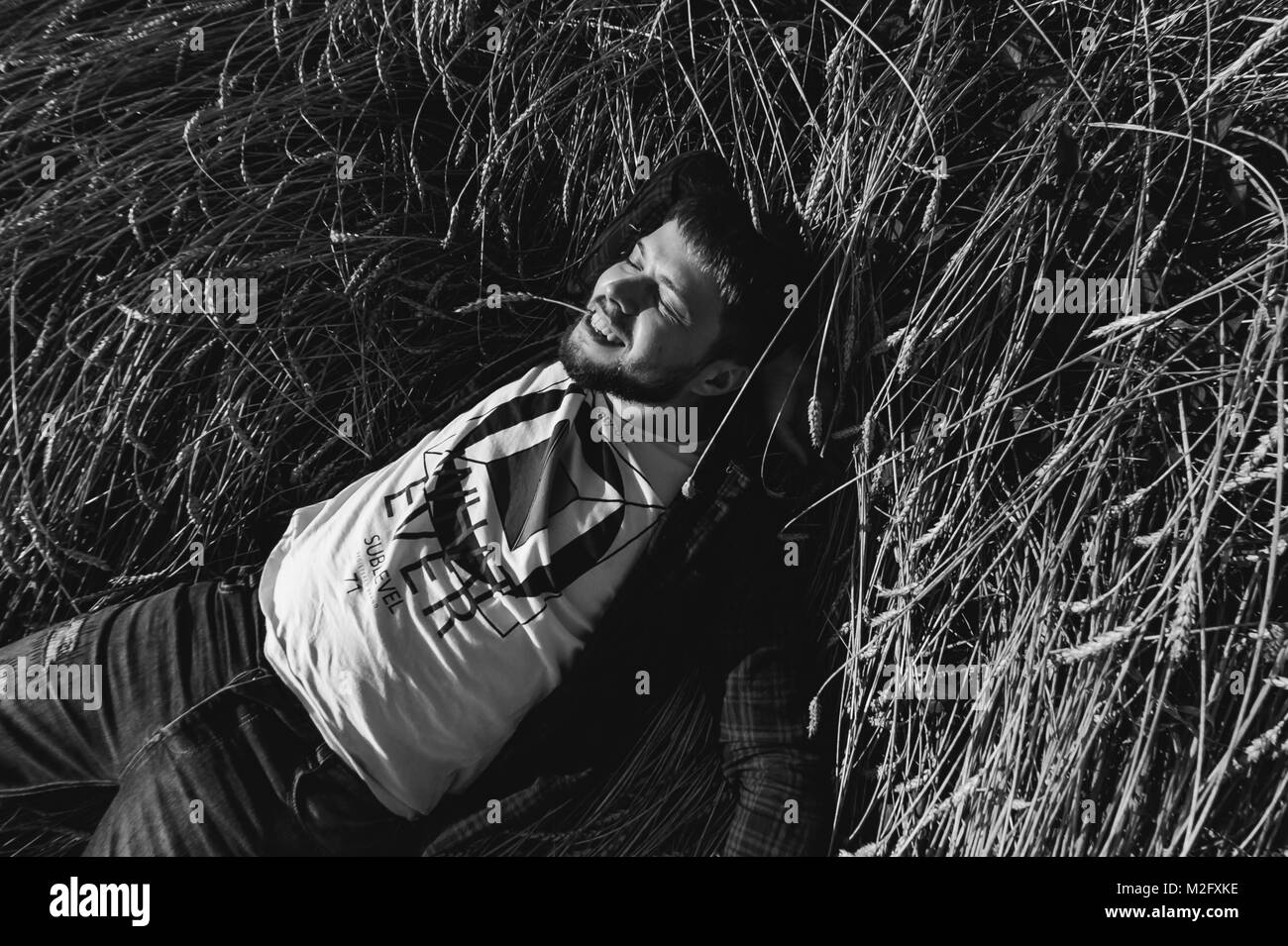L'uomo su uno sfondo di paesaggio di campi di grano, Foto Stock