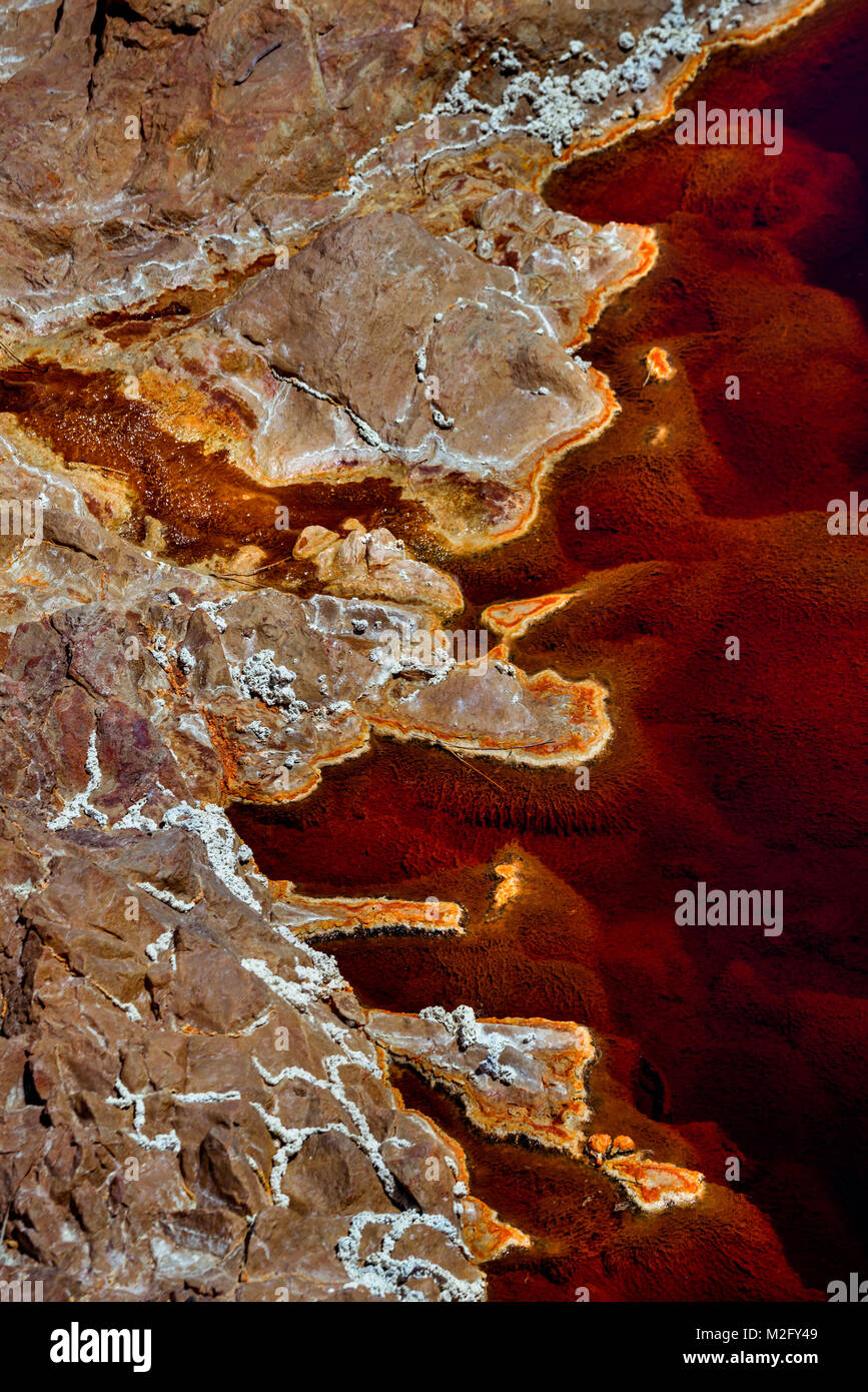 Colori fantastici di Rio Tinto. Il fiume è famoso per il suo colore rosso intenso a causa di alta concentrazione di sali di ferro e solfati nell'acqua. Provincia H Foto Stock