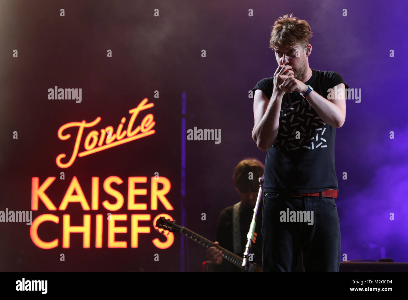 Ricky Wilson e il Kaiser Chiefs eseguire sul palco principale al Cornbury Music Festival 2017 [Credit:Andy Trevaskis] Foto Stock