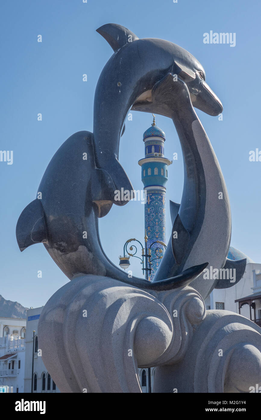 Il sultanato di Oman, Muscat Muttrah, Minaret & Dolphin scultura Foto Stock