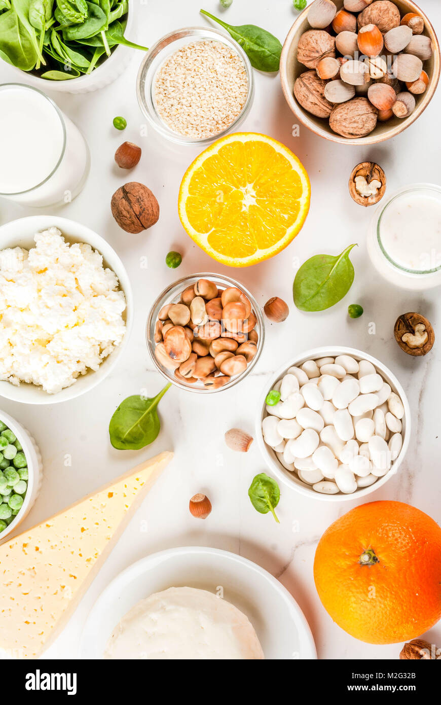 Cibo sano concetto. Set di alimenti ricchi di calcio - prodotti  lattiero-caseari e vegano prodotti Ca, il marmo bianco di sfondo vista  superiore dello spazio di copia Foto stock - Alamy