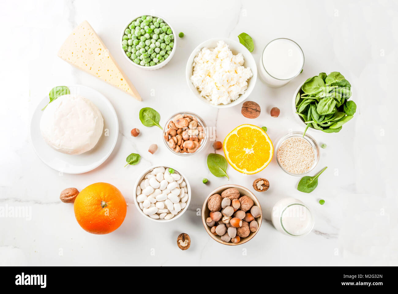 Cibo sano concetto. Set di alimenti ricchi di calcio - prodotti  lattiero-caseari e vegano prodotti Ca, il marmo bianco di sfondo vista  superiore Foto stock - Alamy