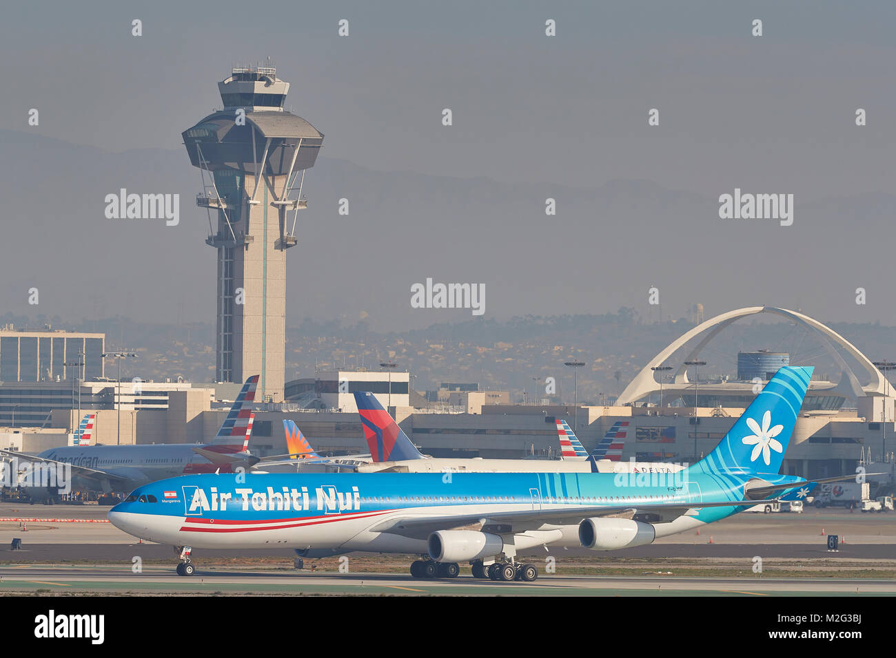 Air Tahiti Nui Airbus A340-300 rullaggio di fronte alla torre di controllo dell'Aeroporto Internazionale di Los Angeles, California, USA. Foto Stock