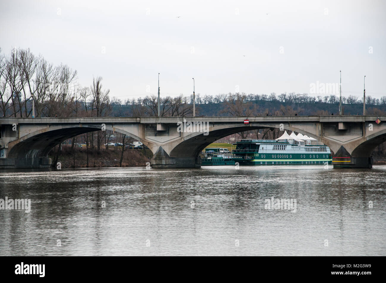 Prague-Liben, Repubblica Ceca, 2 febbraio 2018, danneggiato ponte cubista nel centro città chiusa per tutto il traffico, vista dall'acqua Foto Stock