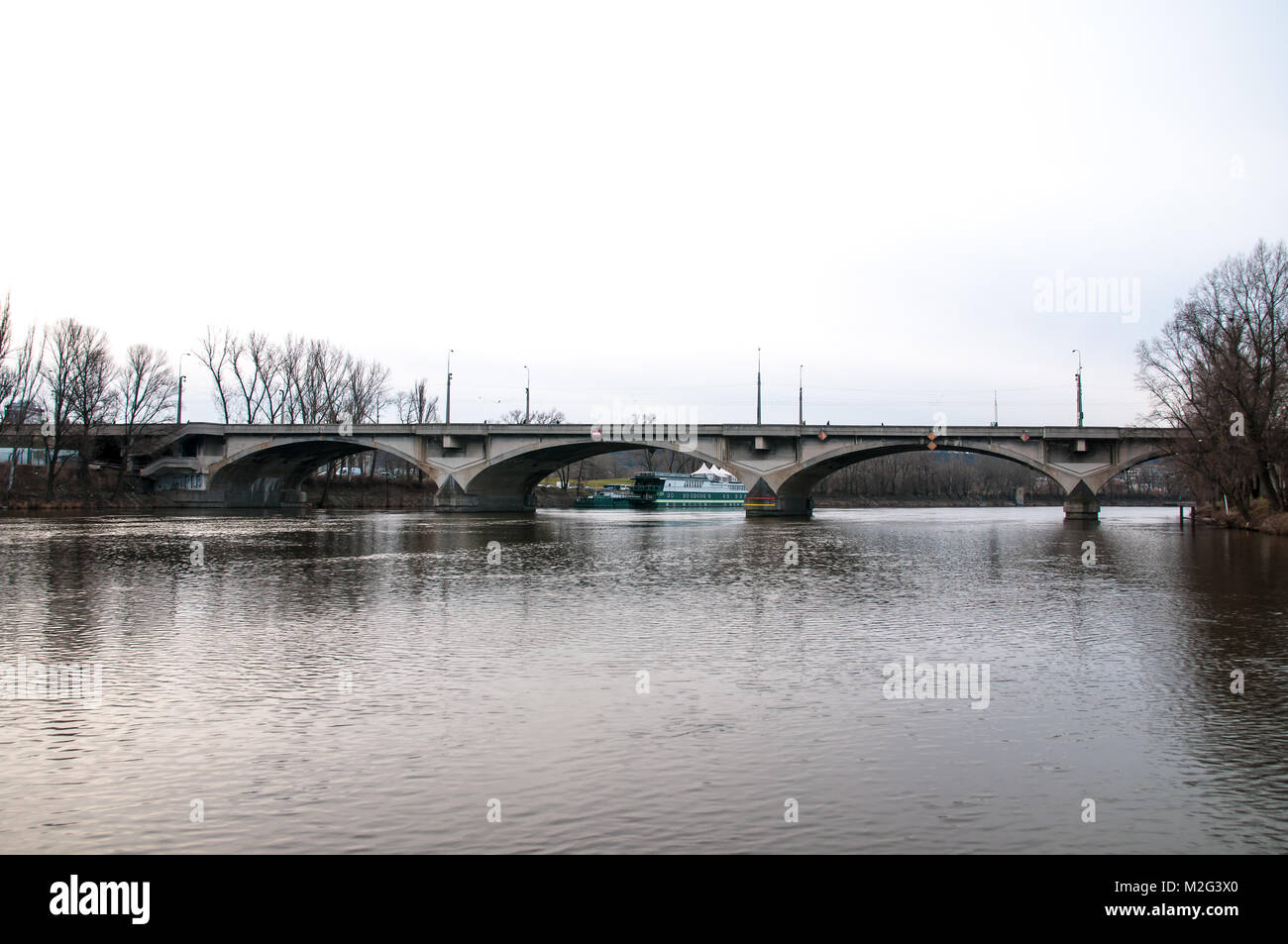 Prague-Liben, Repubblica Ceca, 2 febbraio 2018, danneggiato ponte cubista nel centro città chiusa per tutto il traffico, vista dall'acqua Foto Stock