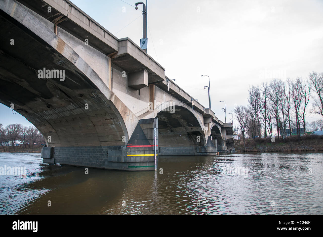 Prague-Liben, Repubblica Ceca, 2 febbraio 2018, danneggiato ponte cubista nel centro città chiusa per tutto il traffico, vista dall'acqua Foto Stock