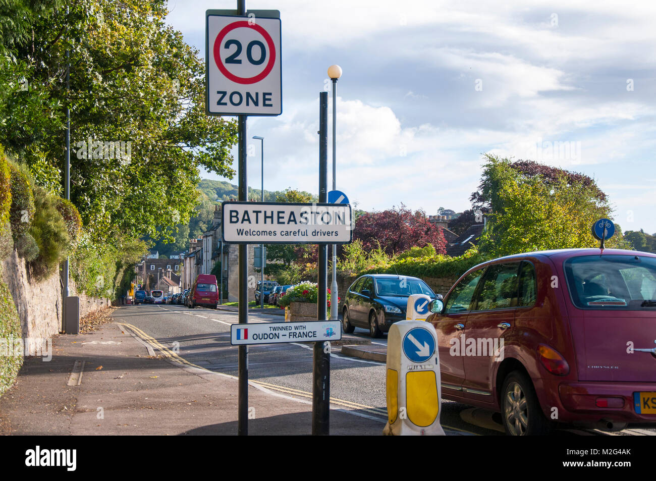 Strada per Batheaston venti miglia per ora nella zona con moderazione del traffico di chicane, Somerset, Inghilterra Foto Stock