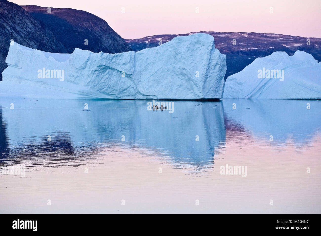 Ataa Campo Estivo, della Groenlandia. Ataa Campo è situato nel nord della Groenlandia a circa cinque ore di navigazione da Ilulissat, in una splendida baia che è l'ideale Foto Stock