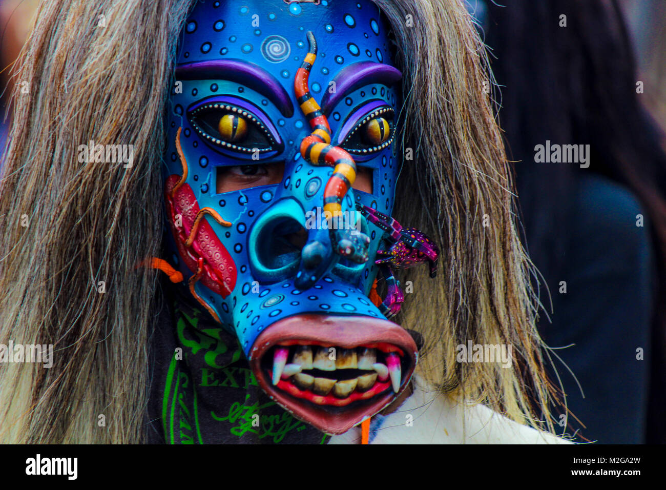 Sguardo terrificante maschera blu del guerriero 'tastoan' in un tradizionale carnevale messicano Foto Stock