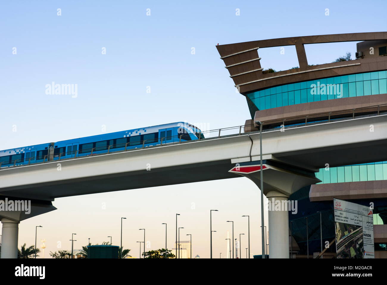 DUBAI, Emirati Arabi Uniti - 5 febbraio 2018: Dubai treno metro in esecuzione sul viadotto elevata nel Bur Dubai Zona della città Foto Stock