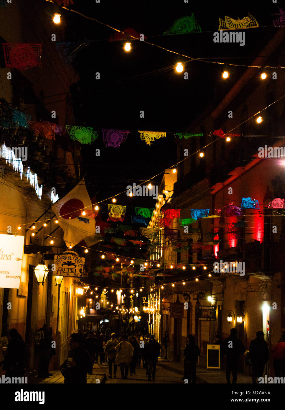 Bella notte e vista colorate del messicano di strada in una città Foto Stock