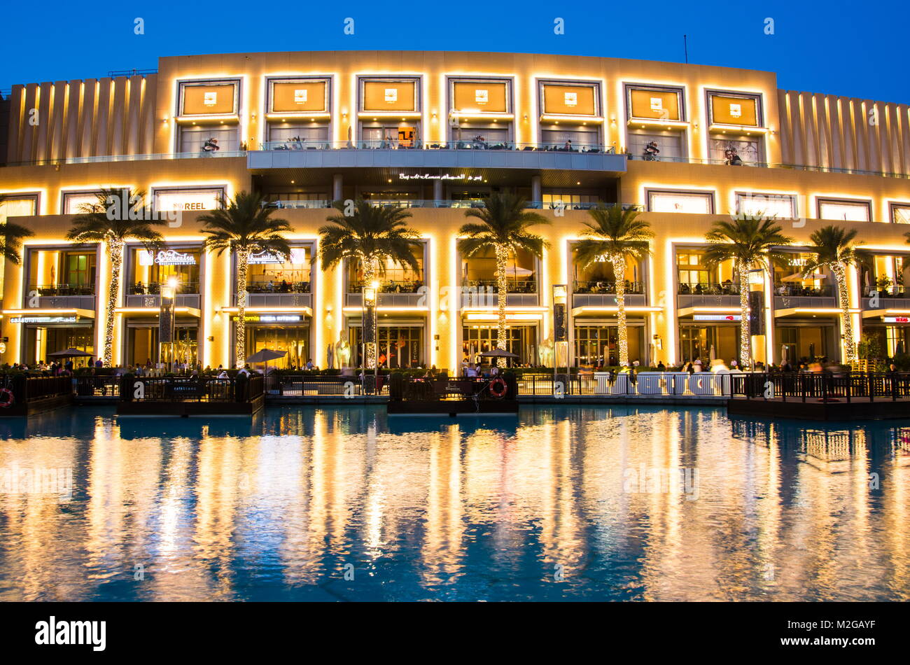 DUBAI, Emirati Arabi Uniti - 5 febbraio 2018: Dubai Mall architettura moderna si riflette nella fontana al blue ora. Il Dubai Mall è il più grande m Foto Stock