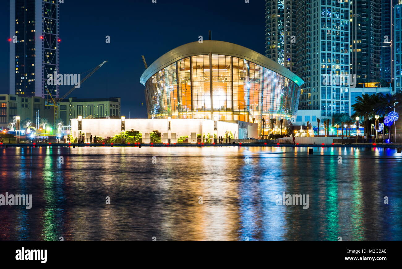 DUBAI, Emirati Arabi Uniti - 5 febbraio 2018: Dubai edificio Opera riflessi nell'acqua di notte Foto Stock