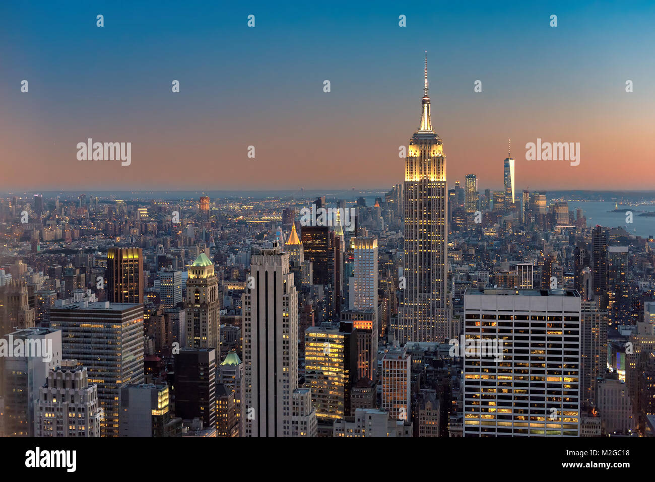 La città di New York skyline al tramonto Foto Stock