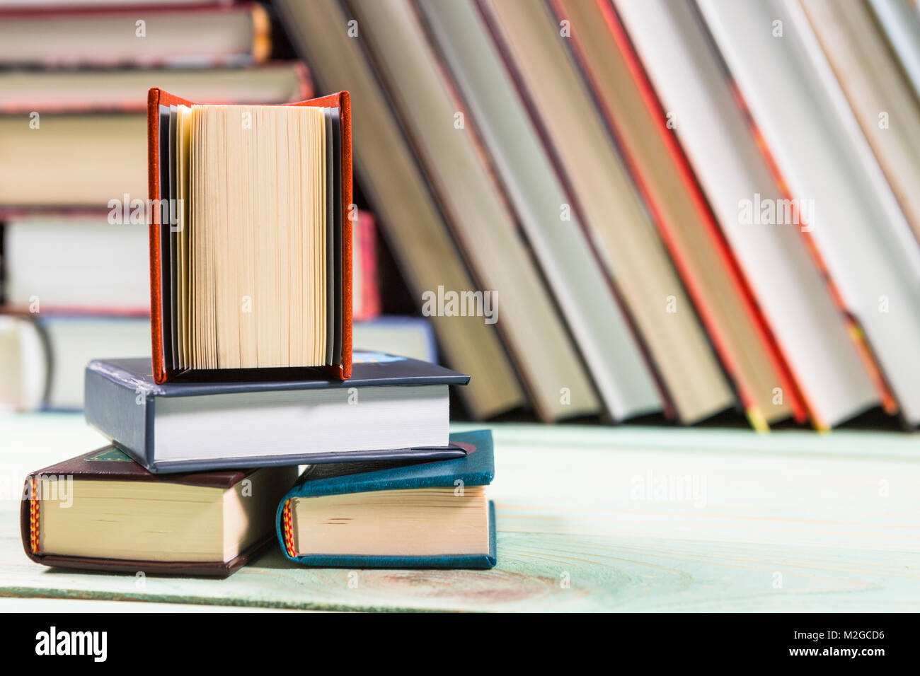 Pila di vari libri sullo sfondo di legno. Copia con spazio per il testo Foto Stock